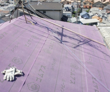 防水シート貼ります。