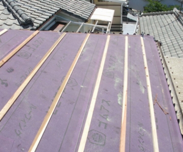 瓦桟打ち工事、プラスチック軒先面戸/強力棟取付を行います。