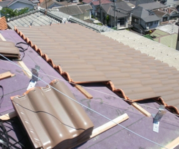 瓦葺き工事開始（セラマウント使用）です。