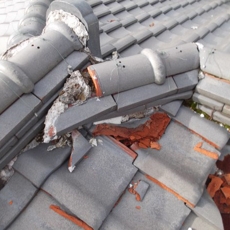 瓦の割れ・経年劣化による雨漏り