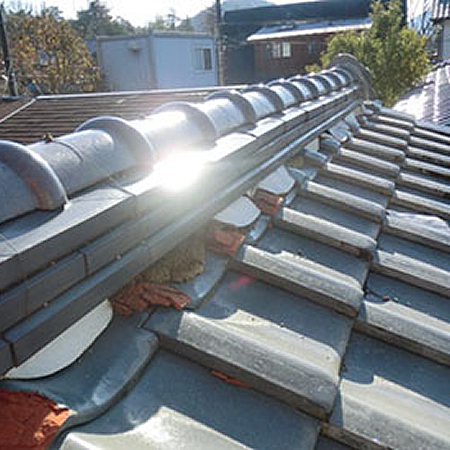 凍害の瓦破損による雨漏り